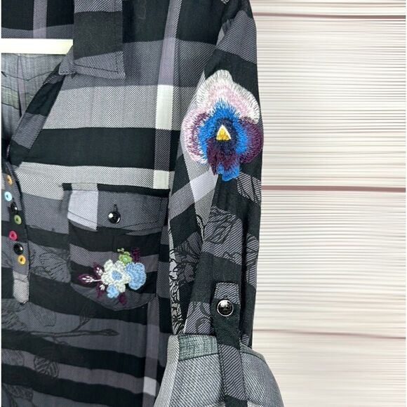 DESIGUAL LAURA ILLA Embroidered Gray Blouse Top Shirt V-neck Roll Tab Sleeve M-L - Picture 10 of 15